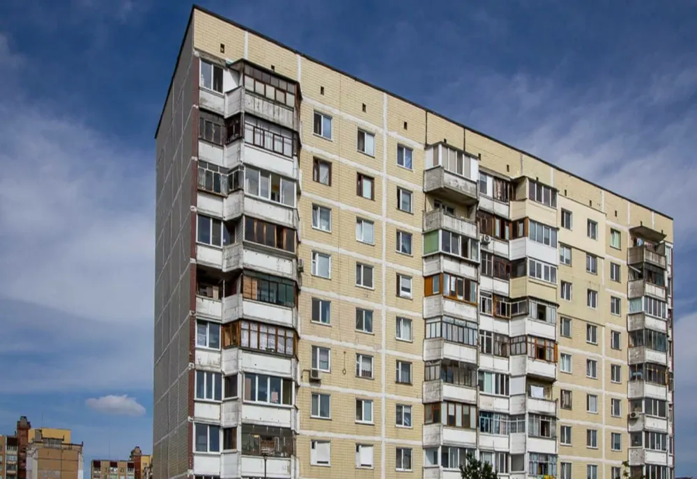 Taxa pe care NU trebuie să o mai plătească românii care stau la parter sau la etajul 1. Reguli pentru traiul la bloc