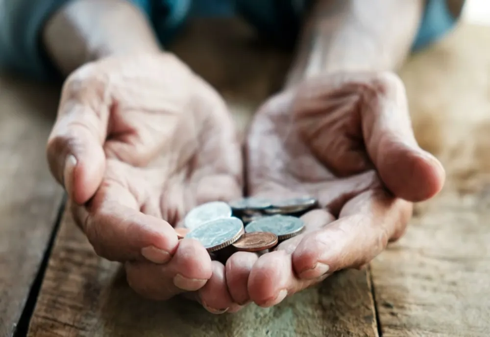 Pensionarii NU mai fac față valului de scumpiri! Oamenii recurg tot mai des la Casele de Ajutor Reciproc
