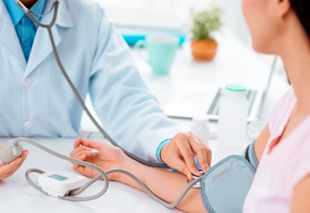 Val de proteste. Medicii de familie și din ambulatorii au ieșit în stradă și scandează în fața CNAS. Ce revendicări au