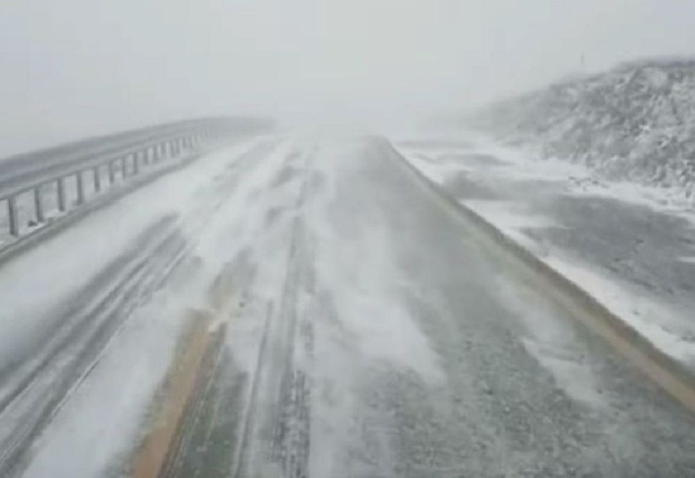 Vremea se răcește accentuat și revin ninsorile, în special la munte. Cod galben de vânt puternic - HARTĂ