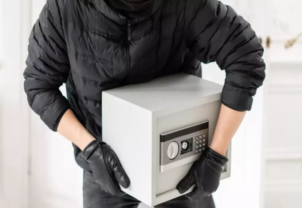 Doi români au furat un seif dintr-un bar și l-au tras pe pârtia de schi