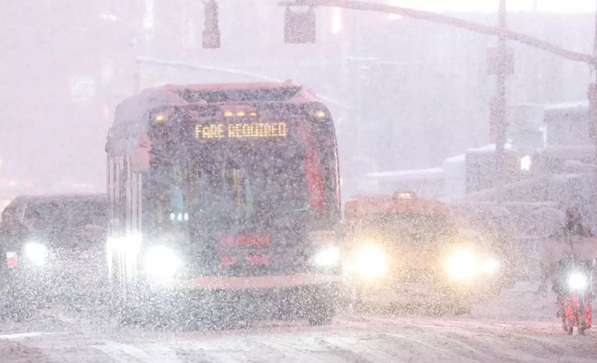 Furtună de zăpadă istorică în New York: circulație interzisă, școli închise și mii de zboruri anulate