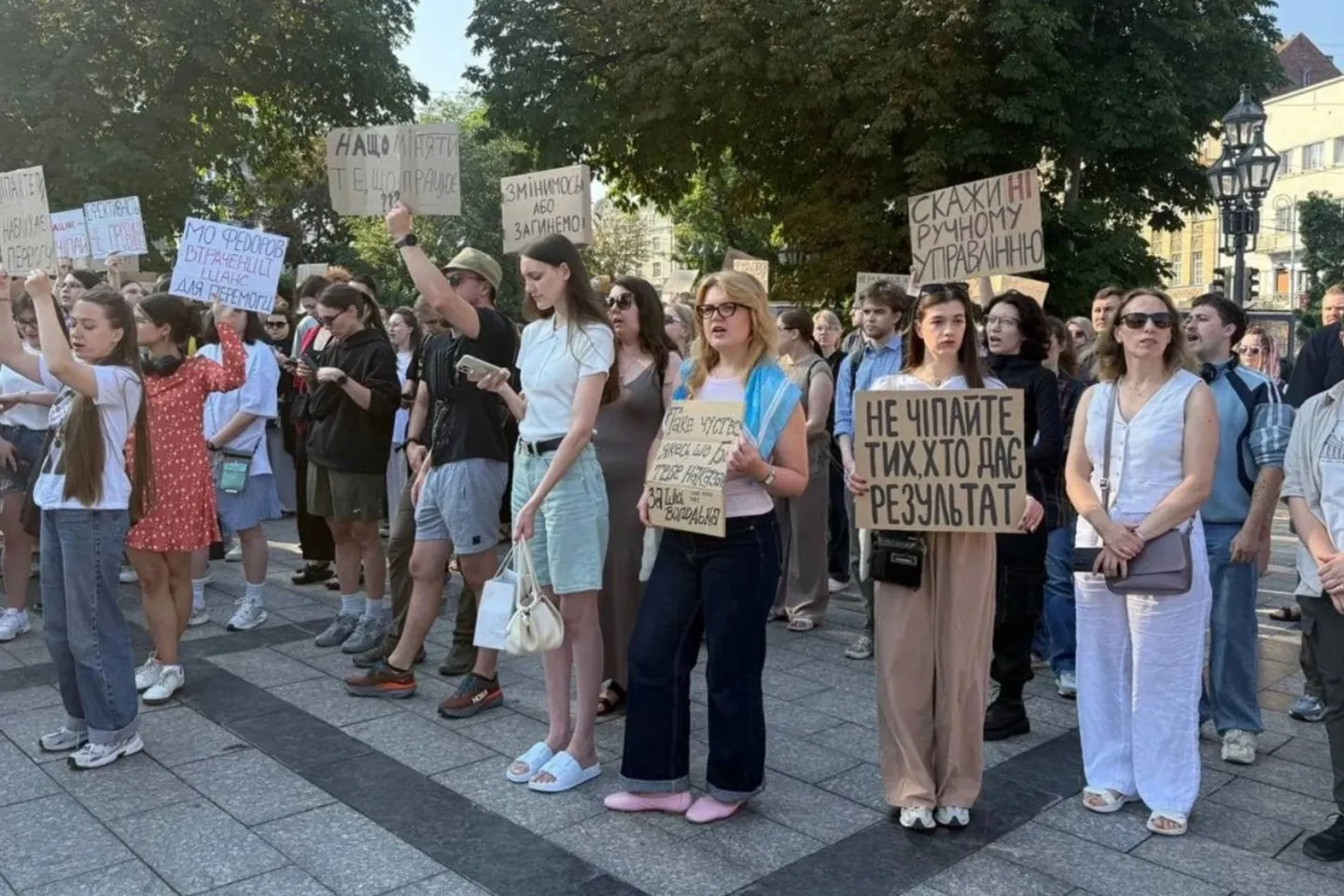 Proteste de amploare în Kiev şi în mai multe alte oraşe din Ucraina. Oamenii au ieșit în stradă după demiterea ministrului Apărării