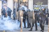 Proteste violente în Franța: peste 150.000 de oameni vor salarii mai mari și cer demisia Guvernului