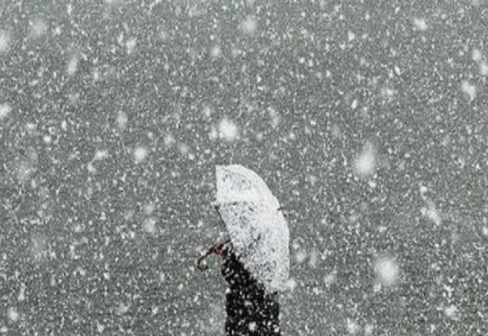 Informare meteo de ninsori, polei și vânt puternic, până mâine seară