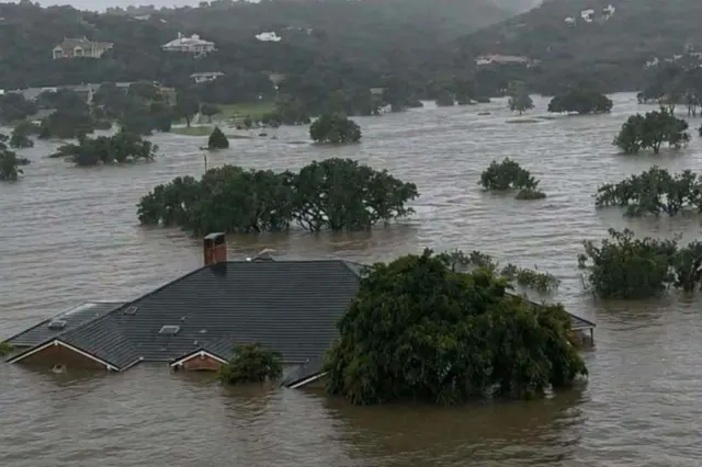 Inundații devastatoare în Texas. Două persoane au murit, iar autoritățile se pregătesc pentru un nou val de precipitații record