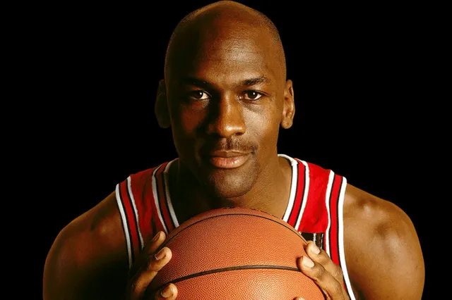 Tricoul lui Michael Jordan din finala NBA 1998, vândut pentru 14 milioane de dolari