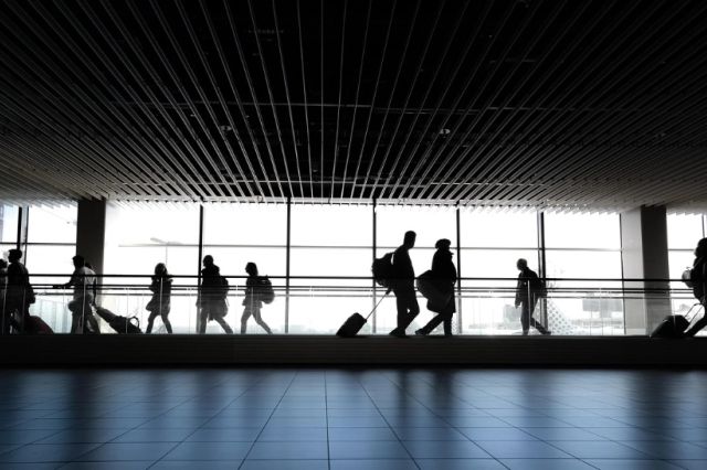 Ce faci dacă ai rămas blocat în Orientul Mijlociu din cauza crizei din Iran și nu‑ți poți plăti șederea suplimentară