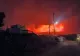 Incendiile din Grecia s-au extins pe plajele cu turiști. Sute de persoane evacuate pe mare, drumuri blocate de flăcări